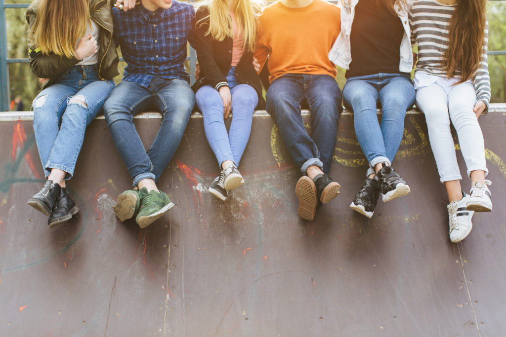 adolescents assis sur un mur