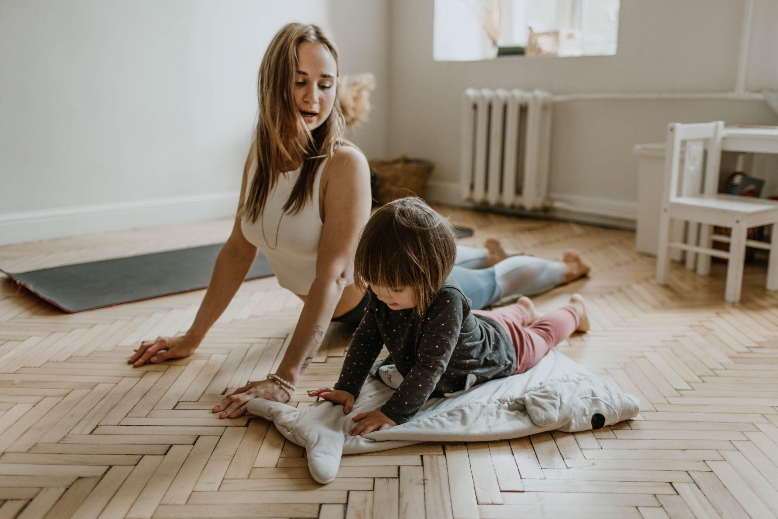 Femme faisant une posture de yoga avec un enfant