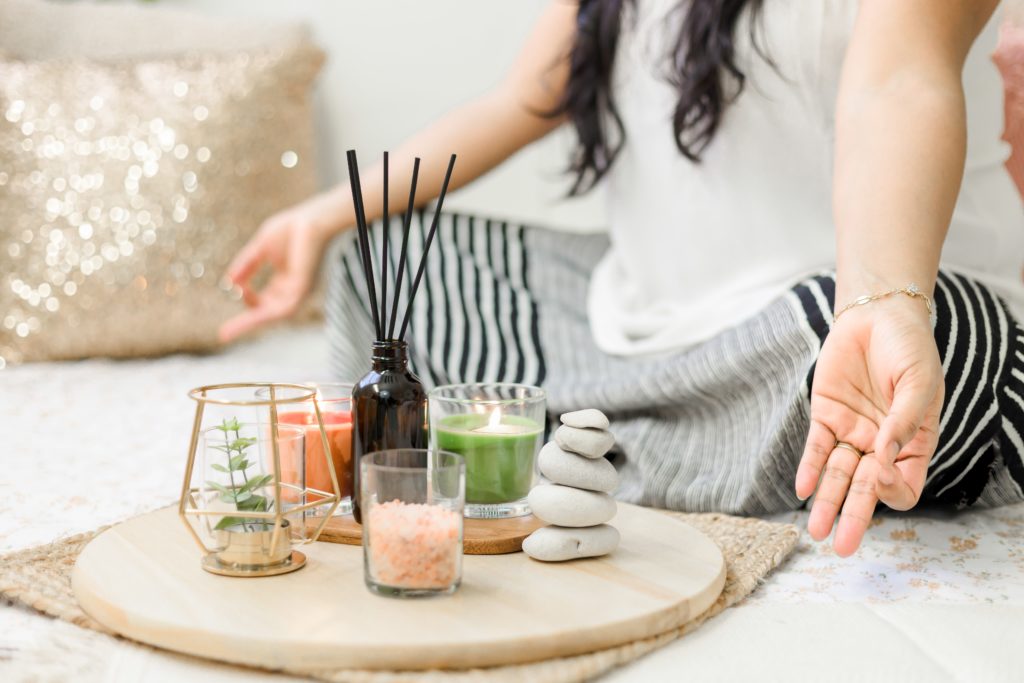 zoom d'une femme en position de méditation