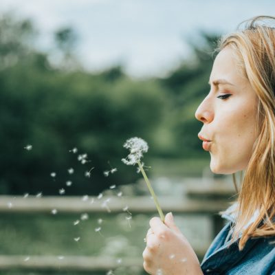 young girl blowing windflower ados qui souffle dans un pissenlits