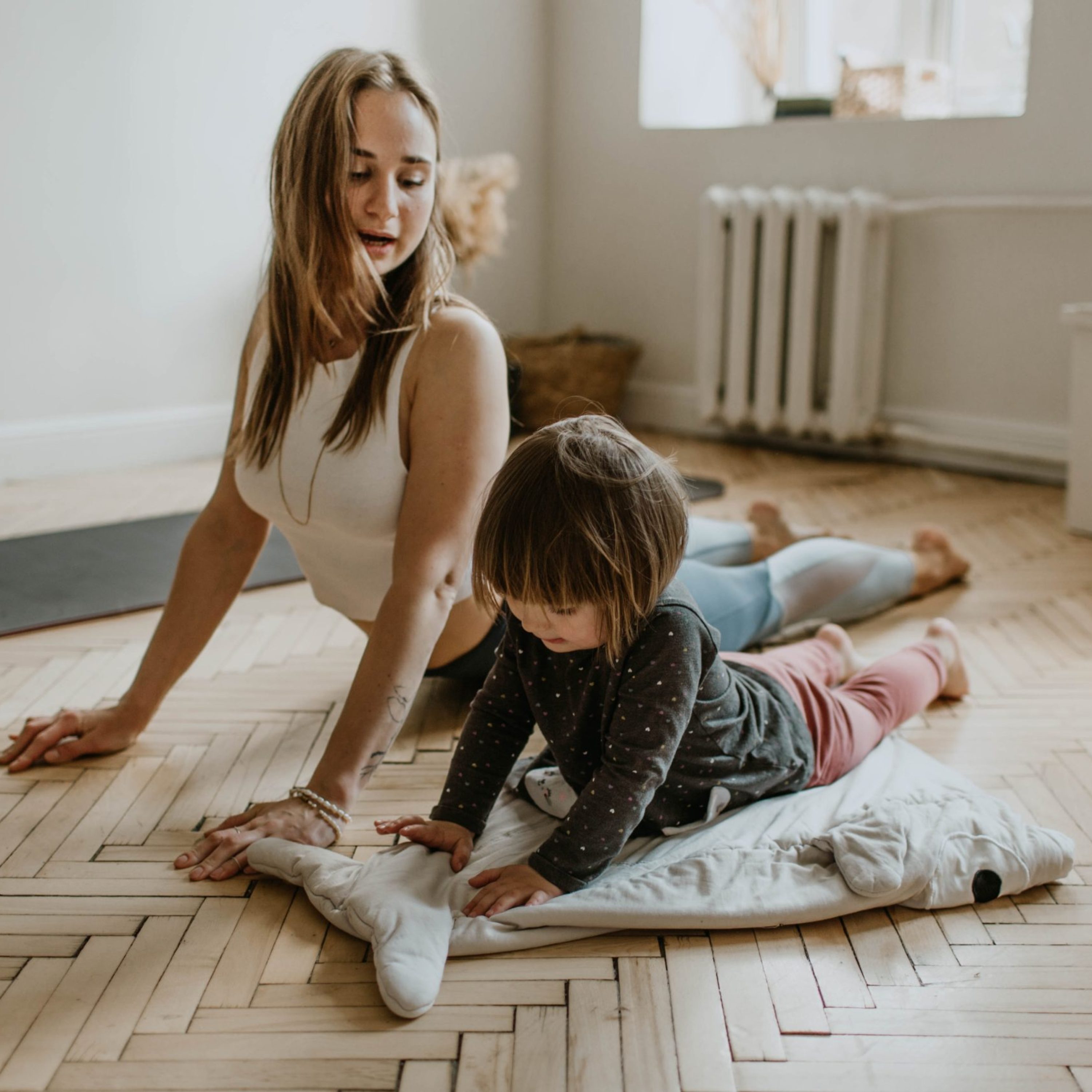 pexels-valeria-ushakova-3094230 Femme faisant une posture de yoga avec un enfant