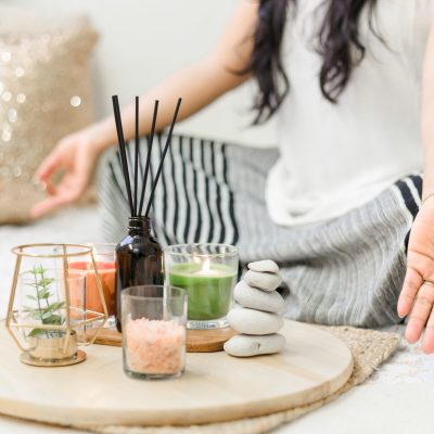 zoom d'une femme en position de méditation